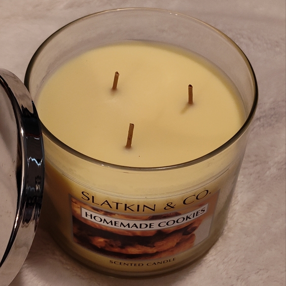 NEW! Slatkin & Co 3 Wick Candle (Homemade Cookies) - Picture 2 of 5